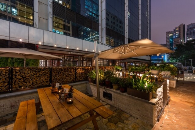 The Chop House 首間店開在新加坡，既是扒房又是酒吧，酒吧設有自助啤酒機，只要