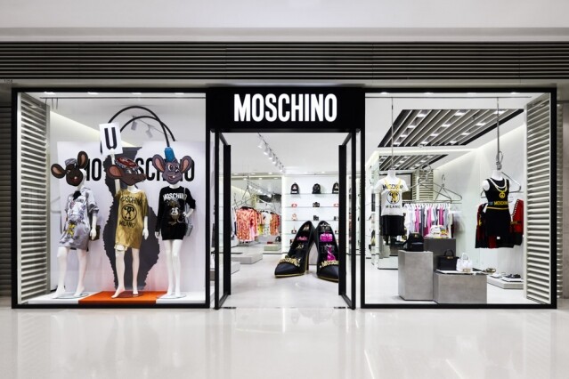 Moschino x W Hotel WOOBAR 為慶祝 Moschino 於圓方商場開設新專賣店，Moschino 聯同 W Hotel 一同創作出「Eat,Play,Repeat」的期間限定 afternoon tea，W 酒店總廚 Alain Allaire 率領糕點團隊，以Moschino的經典系列產品為設計靈感，創作出一系列造型出位、色彩繽紛的精緻鹹甜點如仿照 MOSCHINO 最新的 iPhone 7 小熊手機殼為靈感的朱古力餅乾、仿照 MOSCHINO「Fresh Couture」 香水外型為設計靈感的草莓味啫喱杯，而每個 afternoon tea 更會送 MOSCHINO 的迷你特別版香水，不容錯過。
