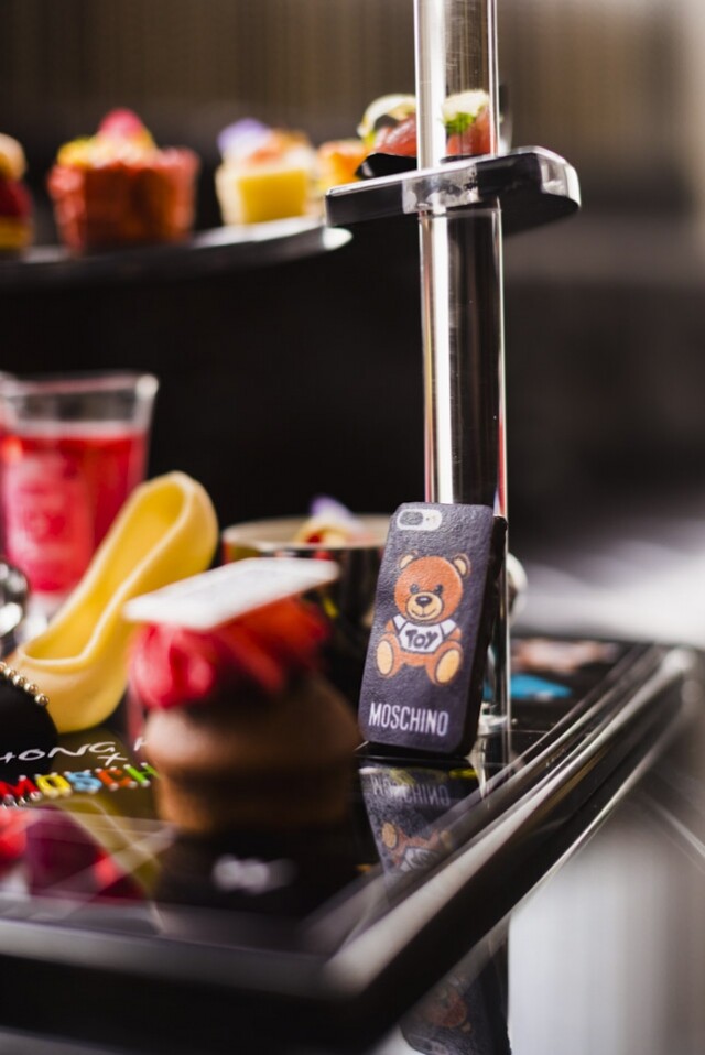 Moschino x W Hotel WOOBAR 為慶祝 Moschino 於圓方商場開設新專賣店，Moschino 聯同 W Hotel 一同創作出「Eat,Play,Repeat」的期間限定 afternoon tea，W 酒店總廚 Alain Allaire 率領糕點團隊，以Moschino的經典系列產品為設計靈感，創作出一系列造型出位、色彩繽紛的精緻鹹甜點如仿照 MOSCHINO 最新的 iPhone 7 小熊手機殼為靈感的朱古力餅乾、仿照 MOSCHINO「Fresh Couture」 香水外型為設計靈感的草莓味啫喱杯，而每個 afternoon tea 更會送 MOSCHINO 的迷你特別版香水，不容錯過。