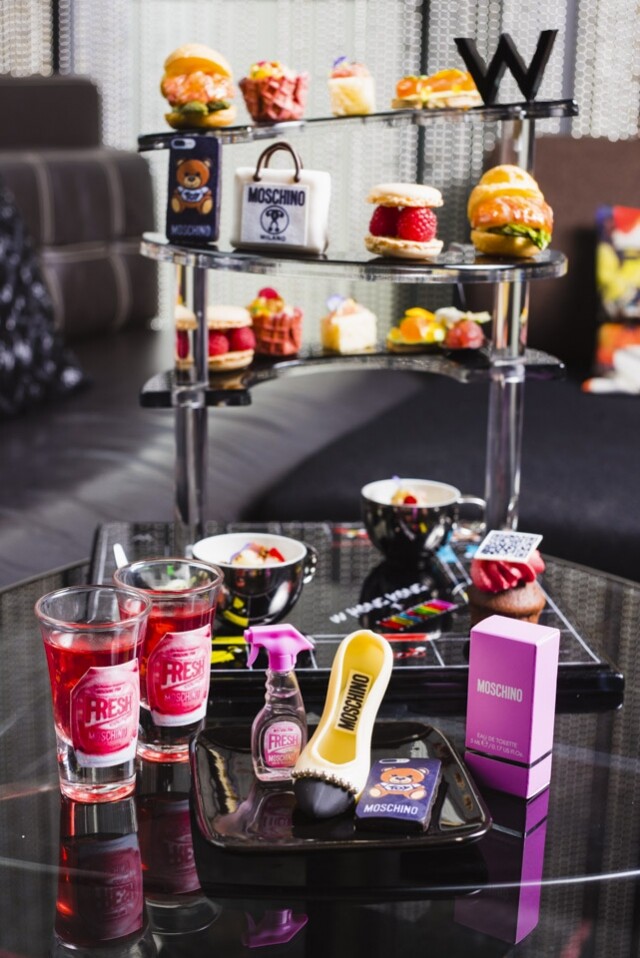Moschino x W Hotel WOOBAR 為慶祝 Moschino 於圓方商場開設新專賣店，Moschino 聯同 W Hotel 一同創作出「Eat,Play,Repeat」的期間限定 afternoon tea，W 酒店總廚 Alain Allaire 率領糕點團隊，以Moschino的經典系列產品為設計靈感，創作出一系列造型出位、色彩繽紛的精緻鹹甜點如仿照 MOSCHINO 最新的 iPhone 7 小熊手機殼為靈感的朱古力餅乾、仿照 MOSCHINO「Fresh Couture」 香水外型為設計靈感的草莓味啫喱杯，而每個 afternoon tea 更會送 MOSCHINO 的迷你特別版香水，不容錯過。