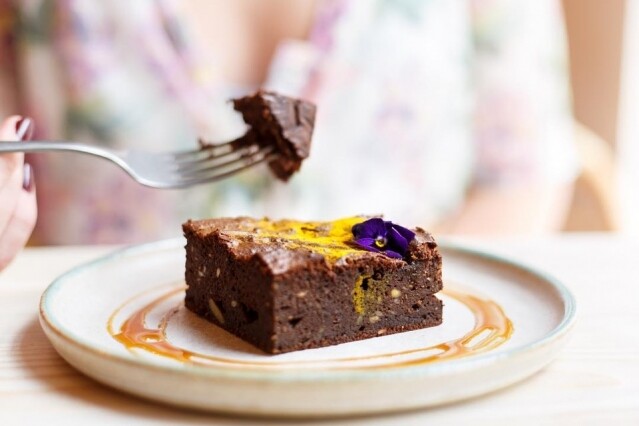 牛油果布朗尼 牛油果餐廳也有提供甜品及朱古力達人必點的 Brownie。 牛油果布朗尼 牛油果餐廳也有提供甜品及朱古力達人必點的 Brownie。