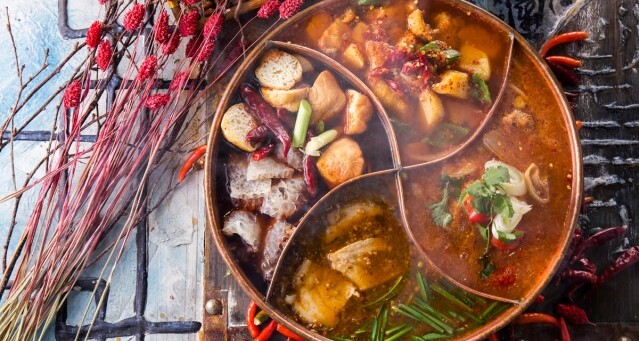 生日飯在銅鑼灣包房食火鍋，大啖時下流行的養生火鍋、川式麻辣火鍋、美顏火鍋、燉湯火鍋。