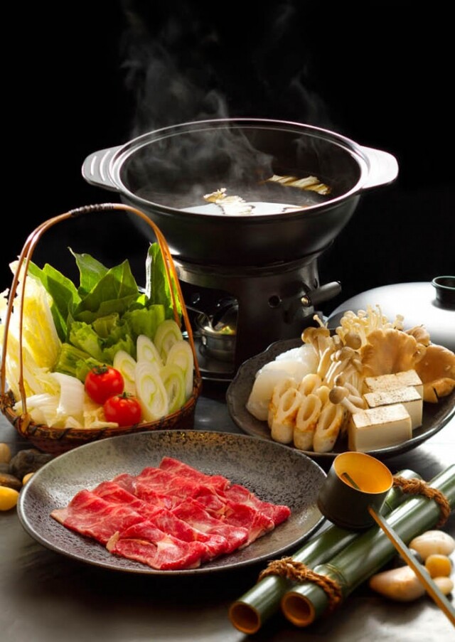 富豪香港酒店御花園咖啡室推出日式火熱鴛鴦火鍋自助晚餐。
