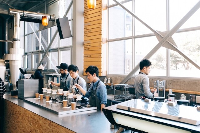 咖啡師在藍瓶咖啡店內開放式廚房內專注地沖泡咖啡