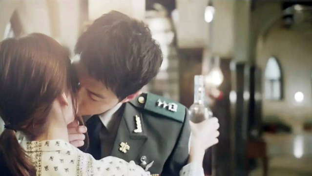 宋仲基與宋慧喬主演的韓劇《太陽的後裔》中的「紅酒之吻」成了經典片段，去年不停被熱炒。