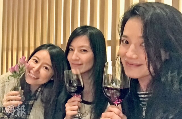 在眾多女星中，舒淇愛喝酒亦有收藏酒，經常在微博及 IG 內跟好姊妹林心如和林熙蕾分享美酒。