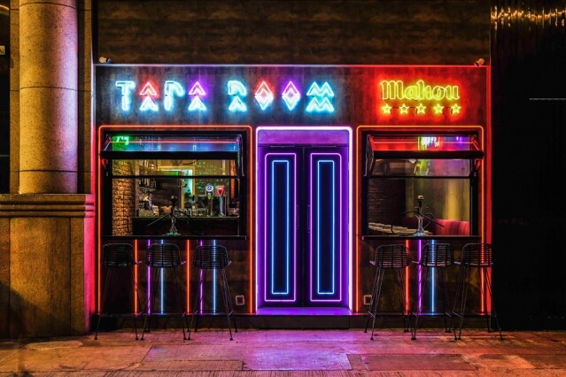 位於銅鑼灣告士打道的銅鑼灣酒吧 Tapa Room，以西班牙 tapas bar 為主題，利用霓虹