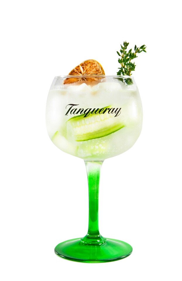 銅鑼灣酒吧 Tapa Room 特別挑選英國氈酒品牌 Tanqueray London Dry Gin 調配多款新派雞尾酒