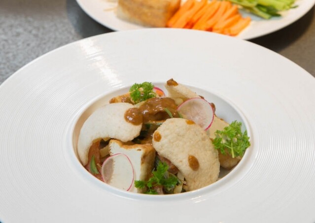 頭盤加多加多沙律由唐寧親自設計的健康菜式。