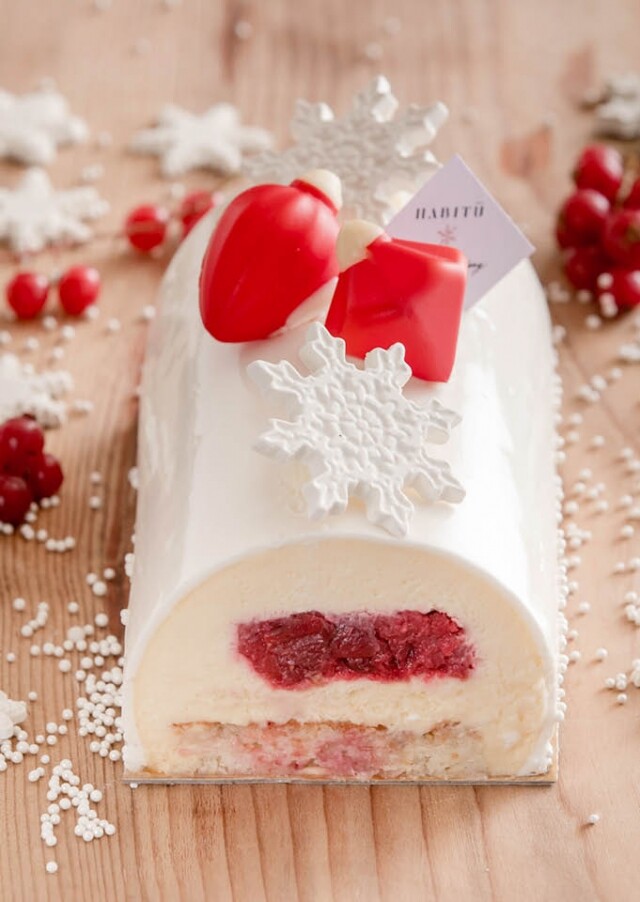 系列中最奢華的甜點必定是 "White Christmas Log Cake" 。