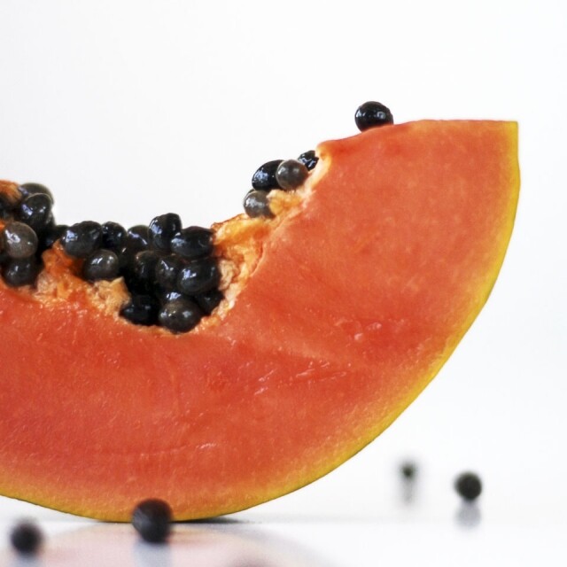 番木瓜中有木瓜酶，可加速肉類消化。亦具有清熱潤肺的功效。