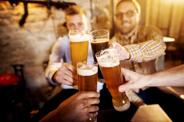 拉格啤酒所採用的酵母味道較淡，而且比起愛爾啤酒的口感清爽
