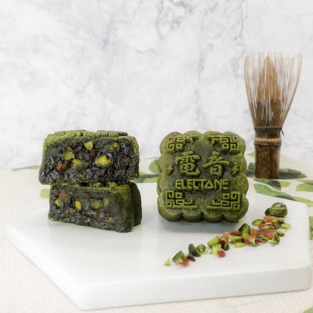 至於 “Breakfast Mooncake”,靈感來自中式五仁月餅,卻又用上常見於西式早餐中的食材包括楓糖漬煙肉 至於 “Breakfast Mooncake”,靈感來自中式五仁月餅,卻又用上常見於西式早餐中的食材包括楓糖漬煙肉