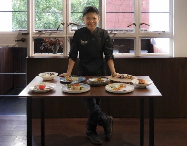 90 後女生 Tiff Chan(陳蔚琦)從美國畢業回港後,在市面上遍尋不獲低糖健康的抹茶甜品,於是在家埋首研究並與朋友分享, 90 後女生 Tiff Chan(陳蔚琦)從美國畢業回港後,在市面上遍尋不獲低糖健康的抹茶甜品,於是在家埋首研究並與朋友分享,