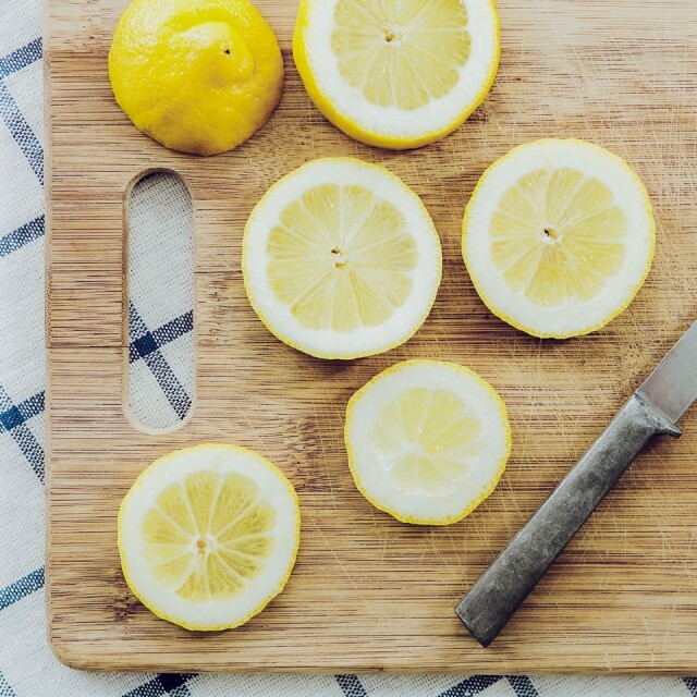 檸檬泡水喝材料簡單、做法簡單，很多人都會在家自己做