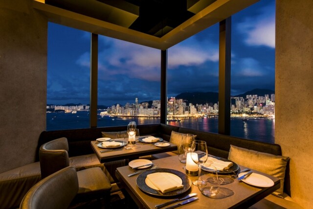 餐廳位於酒店 38 樓，維多利亞港海景盡收眼簾。