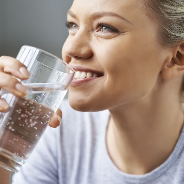 水可以使酵素確實運作，提升代謝力，促進體內老舊廢物排出體外，因此每天都應該要攝取充足的水份