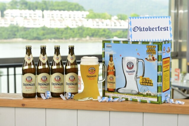 Erdinger 十月啤酒節限量版套裝﹙$75﹚,就能獲得一個由德國運來的 Erdinger 靴型啤酒杯 Erdinger 十月啤酒節限量版套裝﹙$75﹚,就能獲得一個由德國運來的 Erdinger 靴型啤酒杯