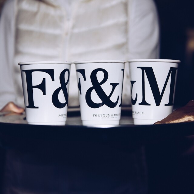 Fortnum & Mason 的香茶小卡車將於 10 月 22 日起一連數星期免費請飲茶。 Fortnum & Mason 的香茶小卡車將於 10 月 22 日起一連數星期免費請飲茶。