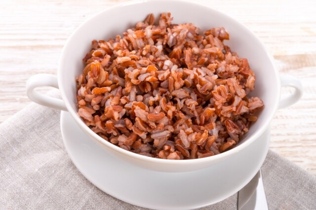 紅米飯助降低膽固醇，高纖食物容易飽肚，有助隱定血糖。