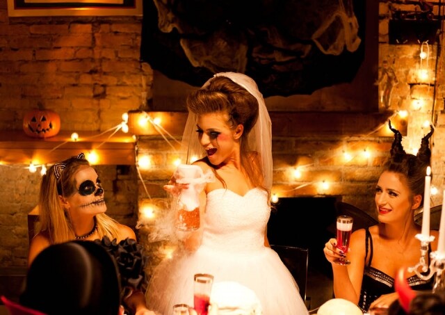 喪屍島派對，以 Tiki 雞尾酒中的「鬼酒」Zombie 歡迎客人。