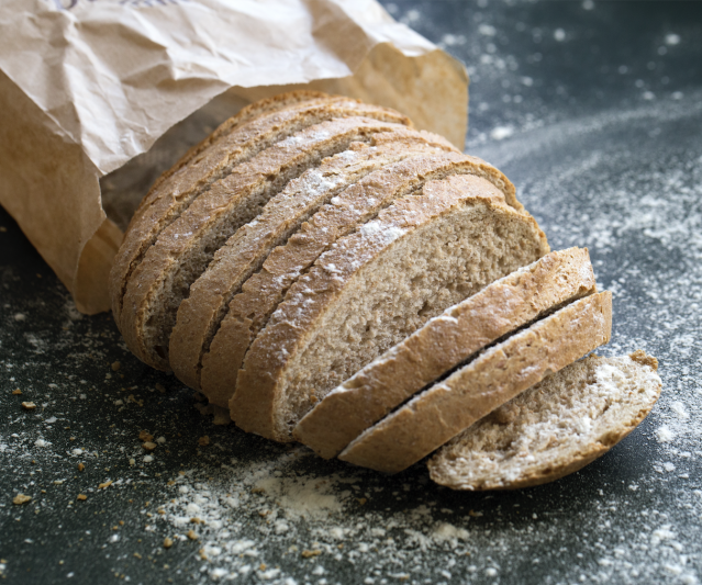 小麥麵包比起白麵包感覺多了點纖維而健康。除非食物標籤上明確指出「100 % 全麥」，否則它與白麵包無異，因為小麥麵包都是用濃縮麵粉製作。濃縮麵粉是在加工期間除去了營養成分的精製麵粉，沒有任何營養可言，只會使你的血糖飆升，引發慢性疾病和炎症。