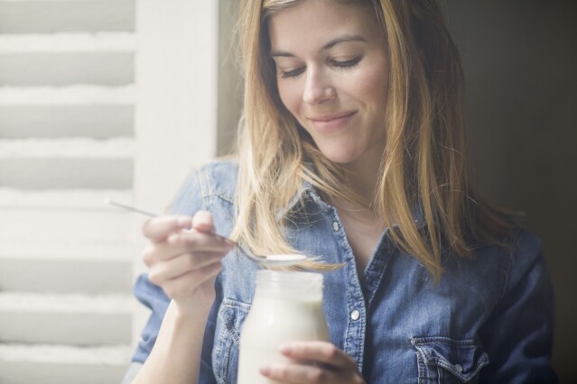 低脂或脫脂奶製品的而且確脂肪含量較低，但多數會添加其他成份取締。例如製造商會加入糖份來增加味道。市面上有些低脂或脫脂乳酪含糖量比得上雪糕！糖份高的奶製品會提高膽固醇，反而對身體造成負面影響，所以購買時最好仔細查看食物標籤的含糖量。有些奶製品本來就含有乳糖，想避免的話最好是選純希臘乳酪。