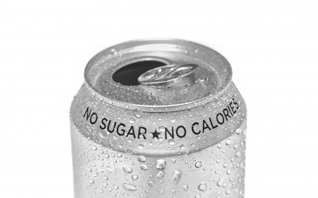 汽水對大部分而言只是慾望，為了滿足慾望而不失健康，許多人會選擇無糖汽水。但無糖汽水就等於無糖？無糖又是否不會致肥？非也。無糖汽水即使熱量少，但使用的人工増甜劑亦會導致體重增加。亦有不少人認為無糖汽水喝多了也無壞，其實任何東西過多亦是會適得其反，喝無糖汽水亦不代表健康，只是比原味汽水較少熱量而已。