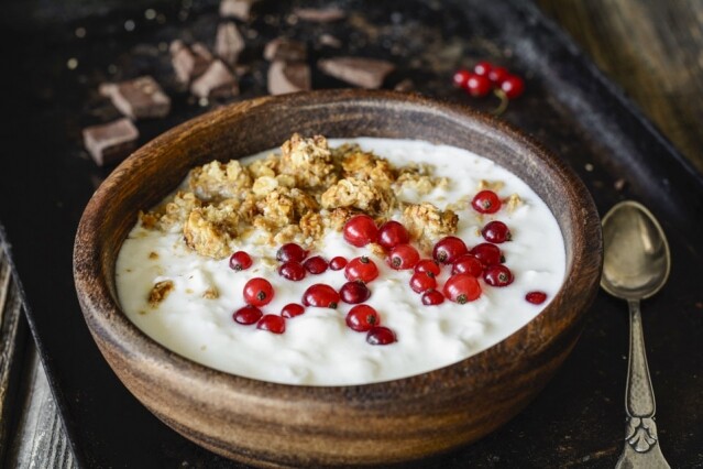 原味 Greek yogurt 是蛋白質、鈣質及維他命 D 的主要來源，絕不用擔心買得太多，因為它是冷、熱盤的基本食材