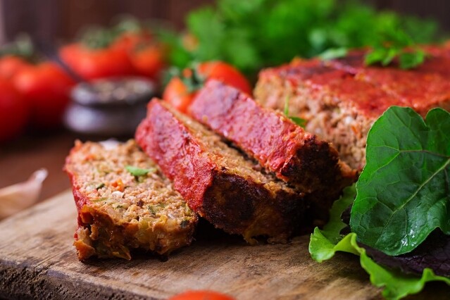 以 Impossible 植物肉烹調的純素美式 meatloaf 套餐。