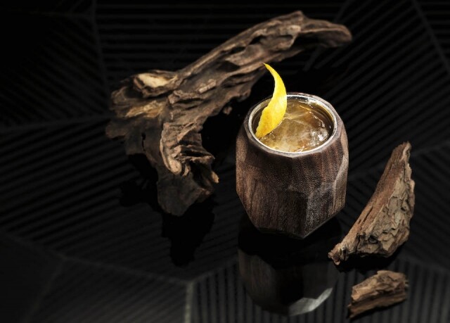 Ozone 新推出的特色雞尾酒 Wood 採用以煙燻風味見稱的 Alipus Mezcal。