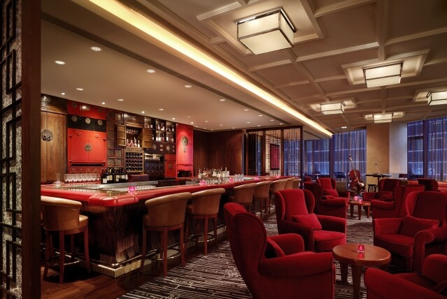 尖沙咀酒吧請請吧環境舒適，裝潢富中國色彩，古典中式木櫃精緻奪目。