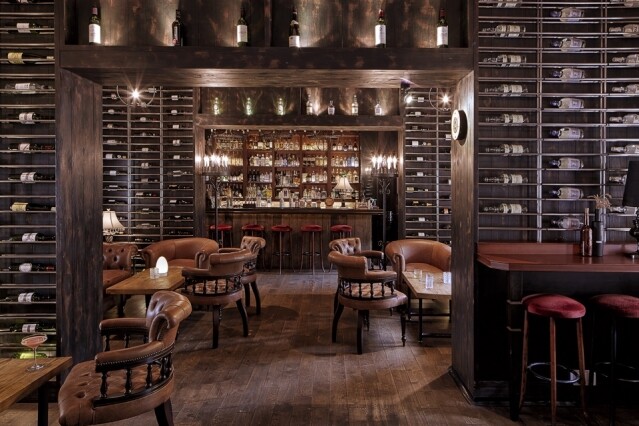 位於 1881 公館馬廐扒房上層的尖沙咀馬廐酒吧擁有全港最齊全的氈酒系列。