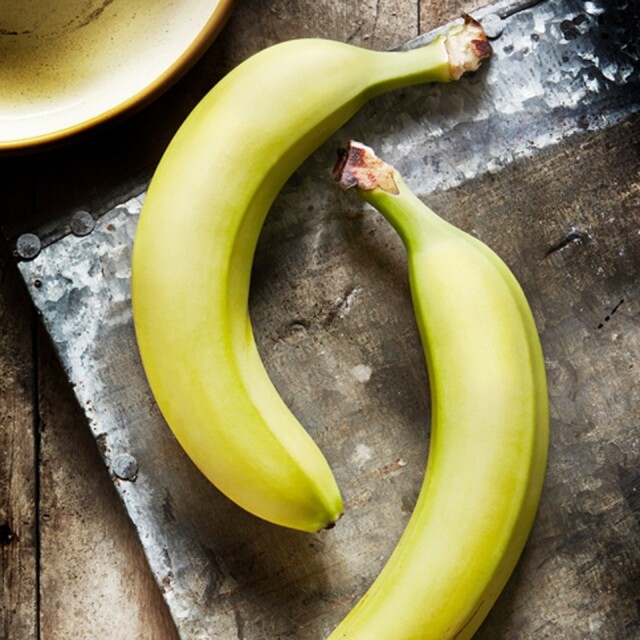 香蕉催熟法 最簡單直接的方法，將香蕉和牛油果一同放到密封紙袋中，置於室溫，避免陽光直射。密封時間視乎牛油果本身的生熟程度，大概需要 1 - 3 天，期間需要每天檢查牛油果的顏色及手感，避免變得「熟到爛」。最好選擇比較生的香蕉，因為催熟過程中釋出的乙烯（Ethylene）也會同時催熟香蕉。