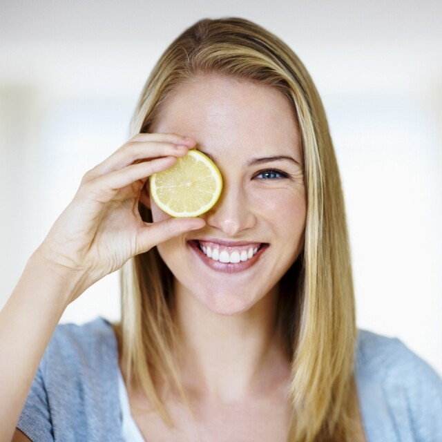 檸檬含有豐富維他命 C，具有抗氧化功效，對於美白、去斑特別有效