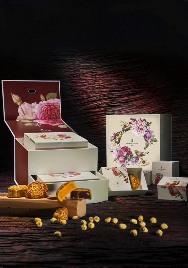 麗思卡爾頓酒店旗下的食府「麗軒」為今年中秋呈獻兩款口味的「花中麗月」尊貴月餅禮盒