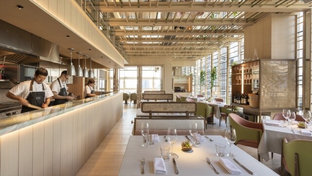 ZEST by Konishi 28 樓的餐室向日本優秀文化致敬，飽覽繁華鬧市的醉人美景。