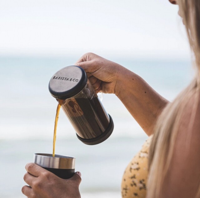 此款 Barista & Co. One Brew 小巧咖啡壺，一次可沖 350 ml，適合沖來自己享用。
