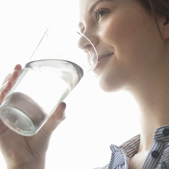 飲紅酒時可間中飲暖水為身體補充水更有好處