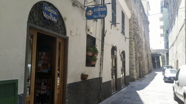 這家推介的餐廳 Antica Osteria di Vico Palla 位於 Porto Antico 附近，周邊都是數百年的建築物。Antica