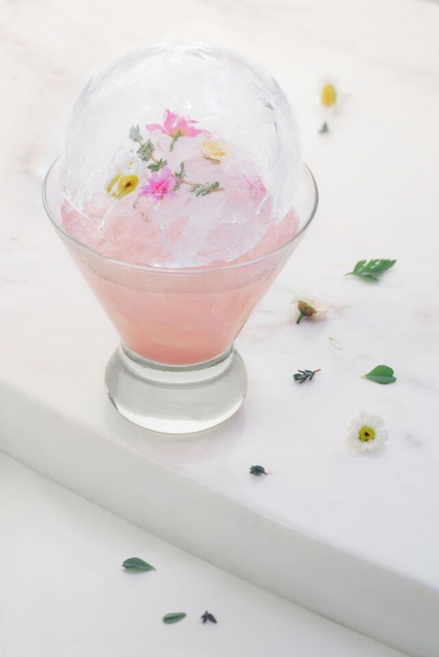 接骨木花、紫羅蘭及黑加侖子利口酒為主軸 接骨木花、紫羅蘭及黑加侖子利口酒為主軸