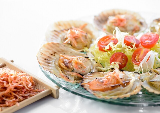 櫻花蝦松茸焗扇貝 扇貝常見烹調方法不外乎清蒸，但配搭櫻花蝦與松茸焗製，扇貝的鹹香冶味一定能給你驚喜。