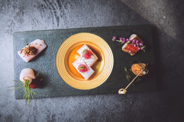 SUSHI GIN 夏日限定 Omakase 餐目：縞鰺魚伴魚肝醬、右口魚、平政魚伴柚子胡椒大根蓉、火炙金目鲷及九州海螺。