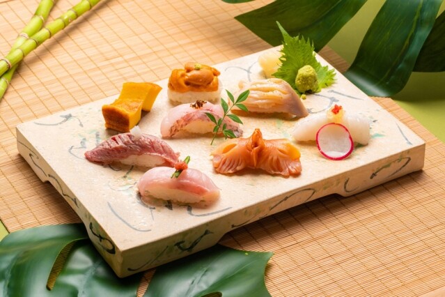 夏日限定 Omakase 手握壽司，以金目鯛、北寄貝、吞拿魚面頰、赤睦、鹽水海膽、左口魚邊等食材入饌。