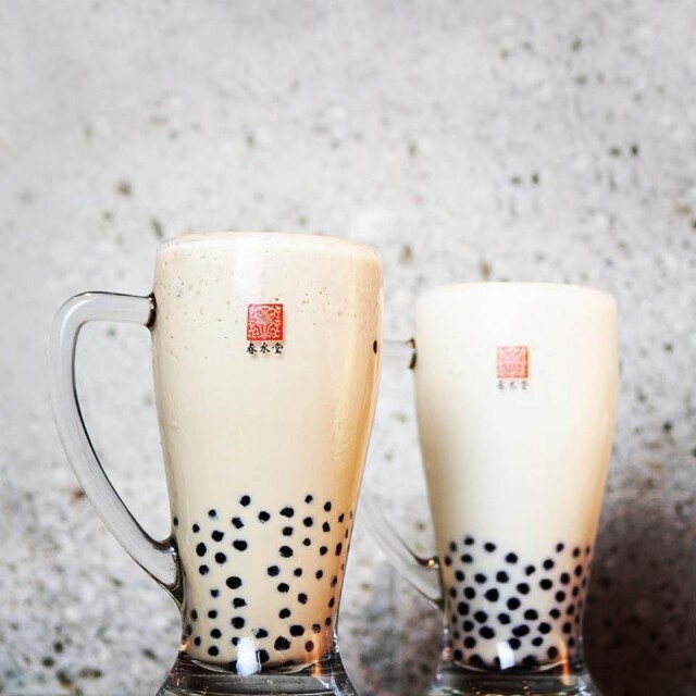 大杯的珍珠奶茶容量約700毫升,比其他店家的更大杯,足夠兩個人喝。 大杯的珍珠奶茶容量約700毫升,比其他店家的更大杯,足夠兩個人喝。