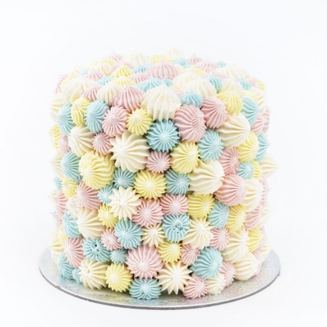 蛋糕表面布滿粉色唧花糖霜，裡頭是有機雲呢拿奶油忌廉蛋糕