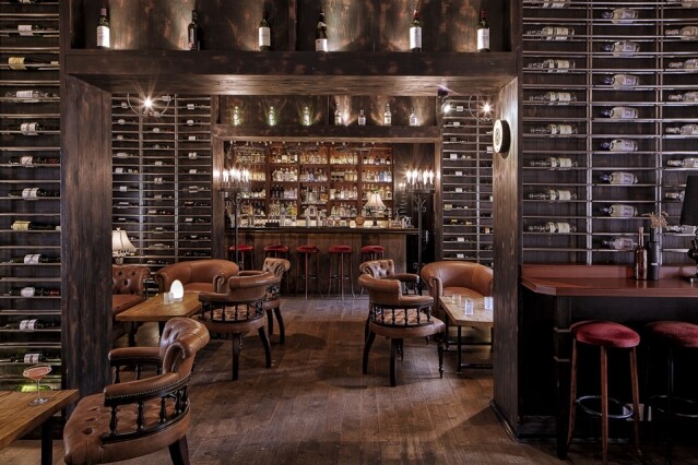 尖沙咀馬廐酒吧擁有全港最齊全的氈酒系列，酒吧亦供應多款罕有的手工烈酒和葡萄酒。