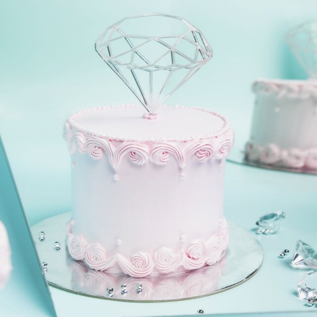 Rose Penelope 以粉紅色作為主色，蛋糕上面有一個非常吸睛的鑽石糖牌。