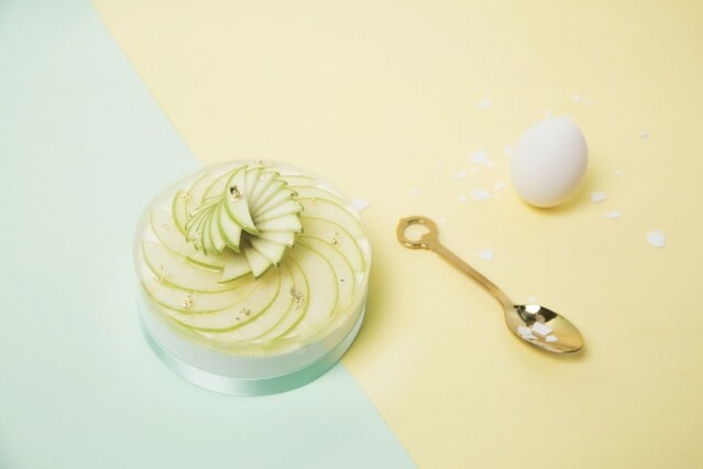 以青蘋果為主題的 Ever Green 蛋糕，面層的透明啫喱內包裹著一片片的新鮮青蘋果並以金箔作點綴