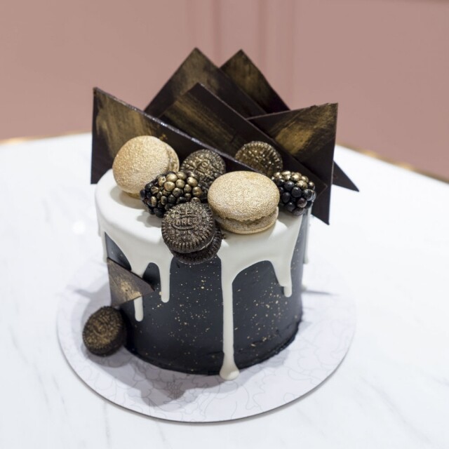 Oreo Galaxy 賣相型格，朱古力和竹炭粉做出黑色外觀，再在蛋糕面層上配 Oreo 馬卡龍